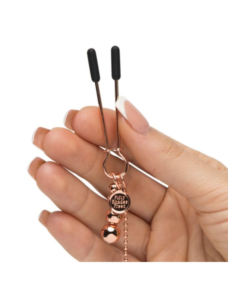 cinquante nuances de chaînes de mamelon et de clitoris libérés_6