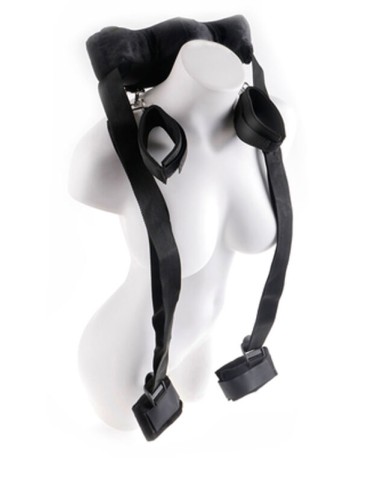 maître de position fantaisie fétiche avec des menottes_4