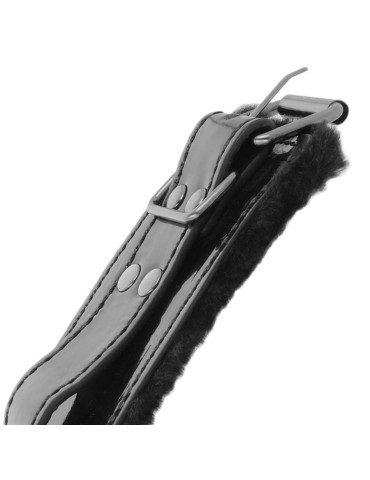 menottes en cuir réglables obscurité mains noires_3