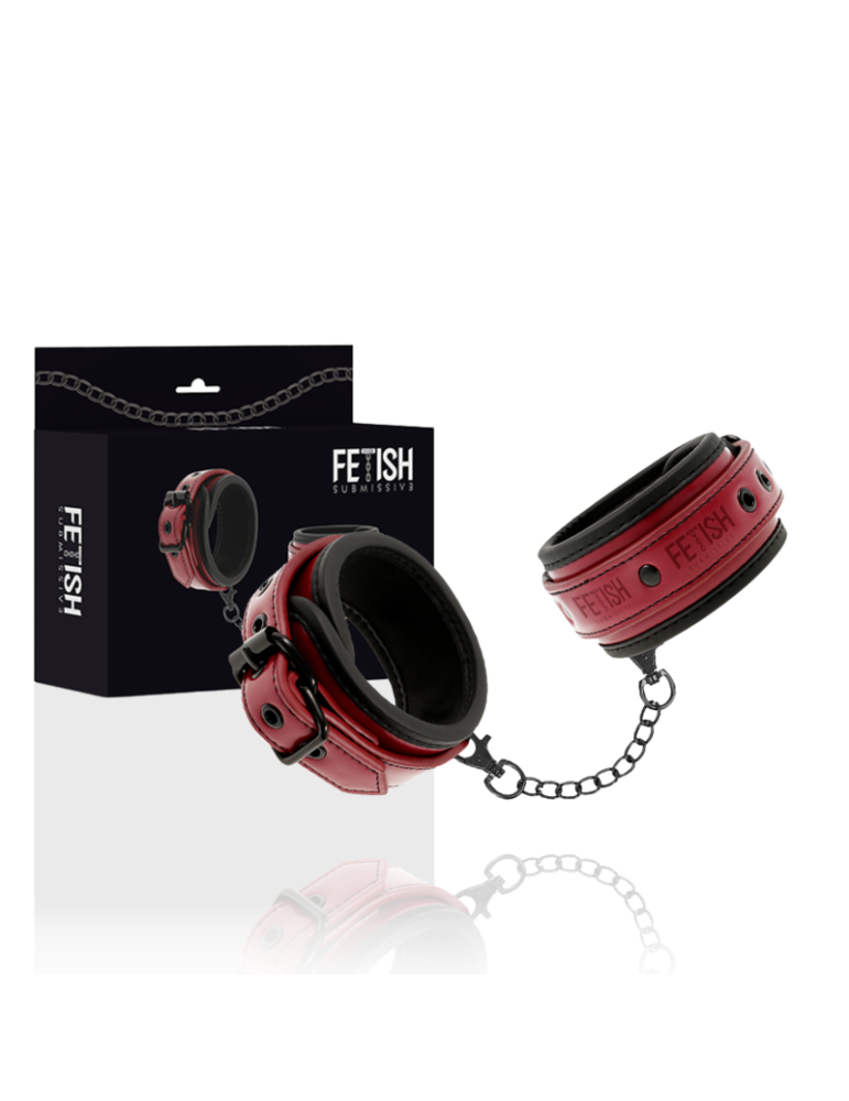 fétiche soumis menottes dans la pièce sombre cuir vegan