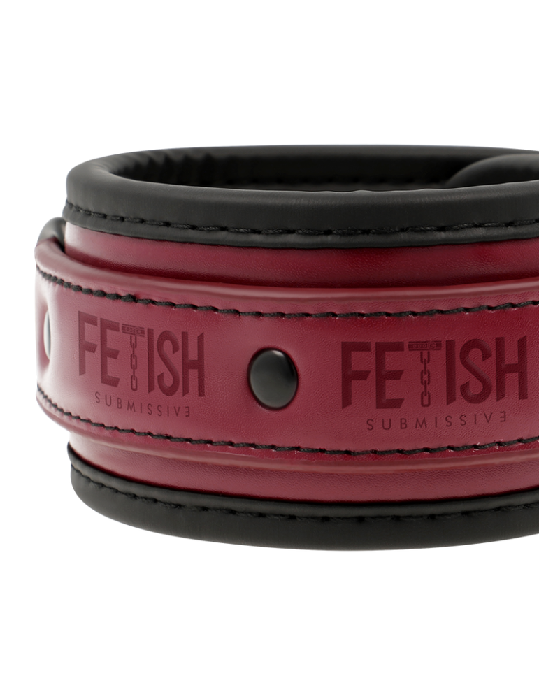 fétiche soumis menottes dans la pièce sombre cuir vegan_4