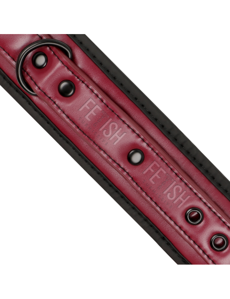 fétiche soumis menottes dans la pièce sombre cuir vegan_5