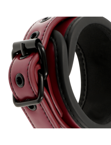 fétiche soumis menottes dans la pièce sombre cuir vegan_6