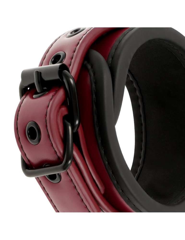 fétiche soumis menottes dans la pièce sombre cuir vegan_6