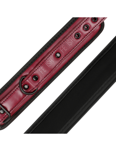 fétiche soumis menottes dans la pièce sombre cuir vegan_7