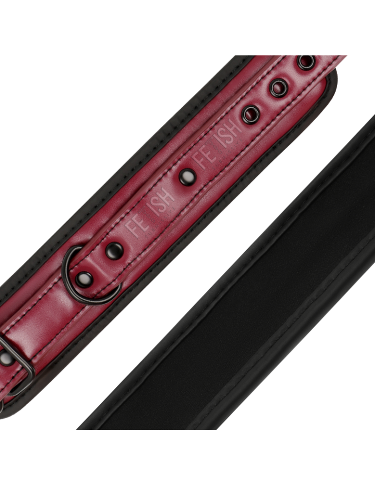 fétiche soumis menottes dans la pièce sombre cuir vegan_7