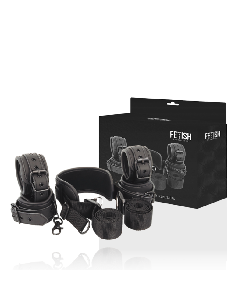 position de maître soumise fétiche avec 4 menottes